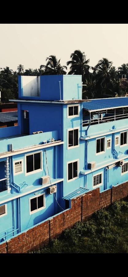 Dibs On Blue Morjim Hostel Bagian luar foto